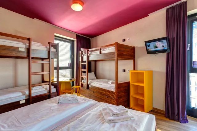 غرفة بستة أسرّة، Meininger Hotel Frankfurt Main Airport 2/4