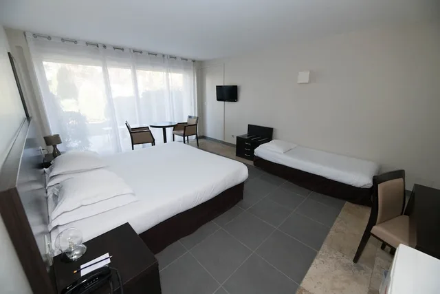 Room, Triple, 1 King and 1 Single Beds, Domaine de La Petite Isle 5/6