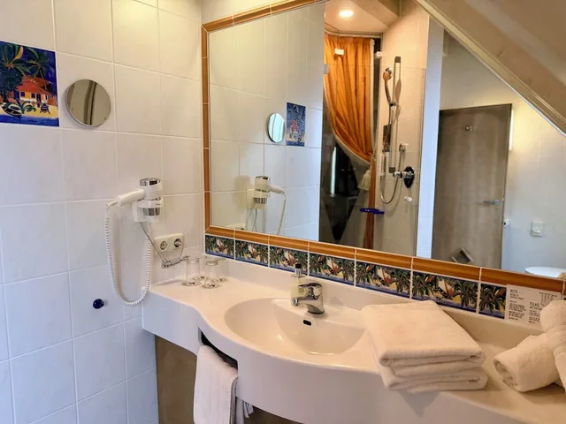 غرفة ديلوكس بسرير كينج، Flairhotel Zum Schwarzen Reiter 5/7