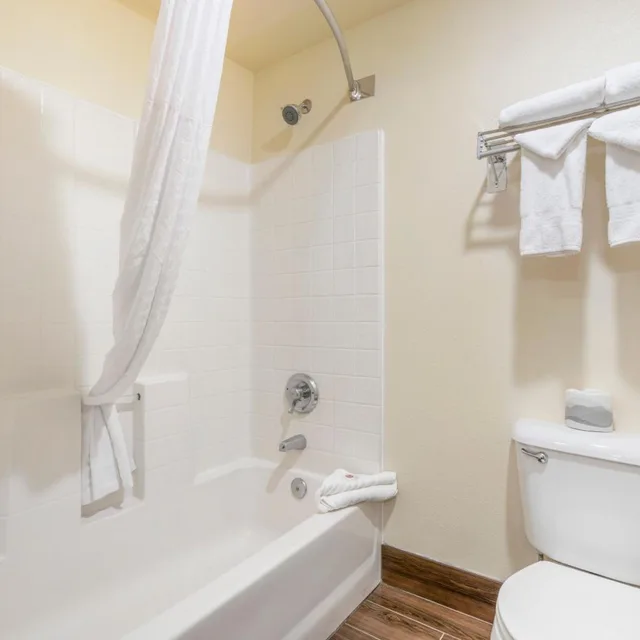 غرفة بسرير كينج يُسمح فيها بالحيوانات الأليفة، Comfort Inn Troutdale-Portland East 3/5