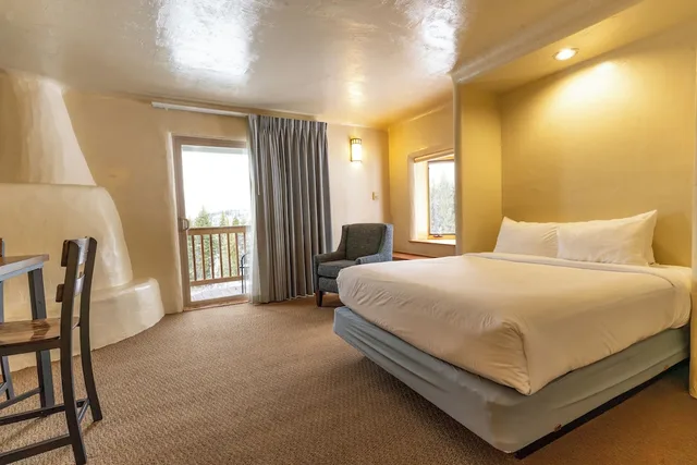 Lodge, Studio, 1 Queen and 2 Bunk Beds، Sioux Lodge Suites by Grand Targhee Resort 2/8