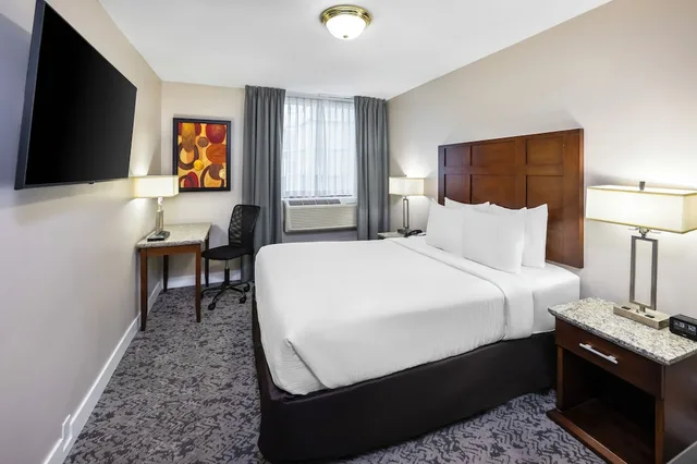 غرفة قياسية بسرير مزدوج، Quality Inn & Suites Downtown Vancouver 1/5
