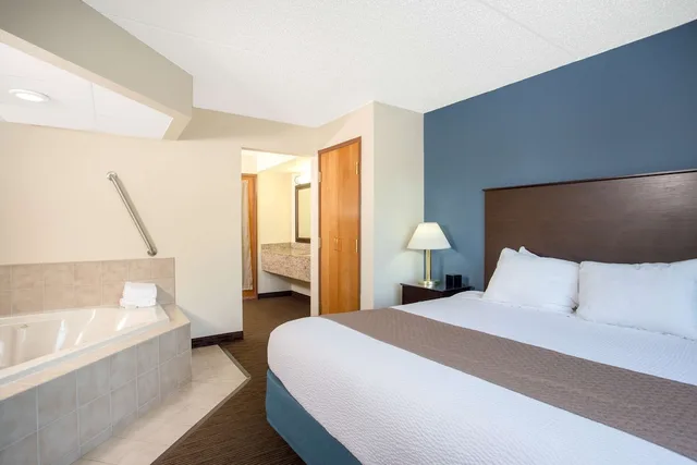جناح ديلوكس بسرير كينج بغرفة نوم واحدة، AmericInn by Wyndham Green Bay West 1/7