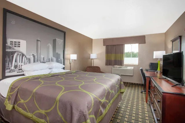 غرفة قياسية بسرير كينج، Super 8 by Wyndham Waycross GA 1/3