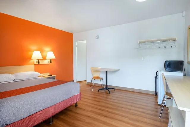غرفة قياسية بسرير كوين، Motel6 Kelso, WA - Mt. St. Helens 1/6