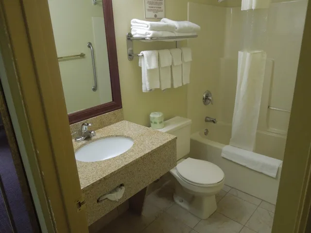 غرفة بسريرين مزدوجين، Quality Inn and Suites Dublin, OH 5/10