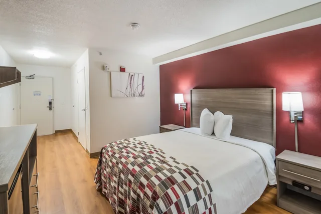 غرفة قياسية بسرير كينج لغير المدخنين، Red Roof Inn Rochester Airport 3/7