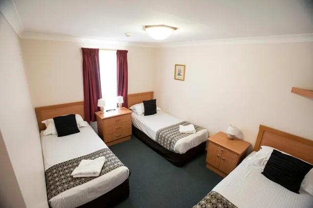 جناح تنفيذي بثلاثة أسرّة وسرير كوين بغرفتي نوم، Best Western Plus All Settlers Motor Inn 2/4