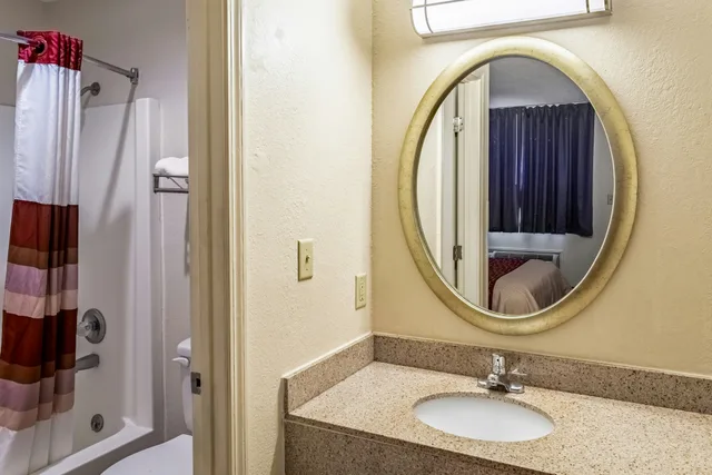 غرفة ديلوكس بسرير كوين، Red Roof Inn Columbus - Taylorsville 3/3