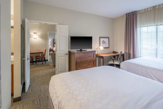 غرفة بغرفتي نوم لذوي الإعاقة، Staybridge Suites Kansas City-Independence 1/1