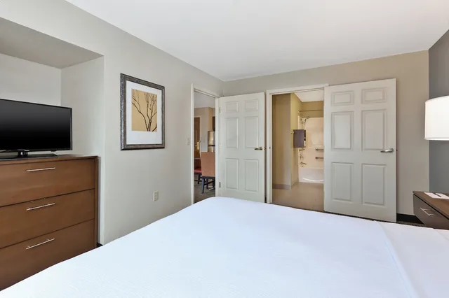 جناح بسريرين كوين بغرفتي نوم لذوي الإعاقة، STAYBRIDGE SUITES KALAMAZOO 3/4
