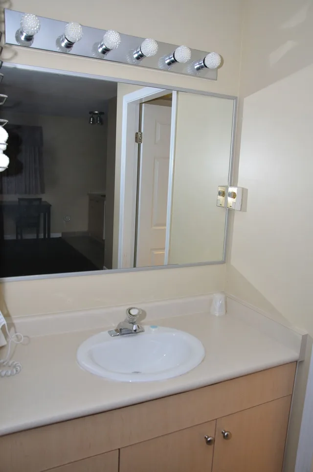 غرفة قياسية بسرير كوين، Canadian Inn 6/6