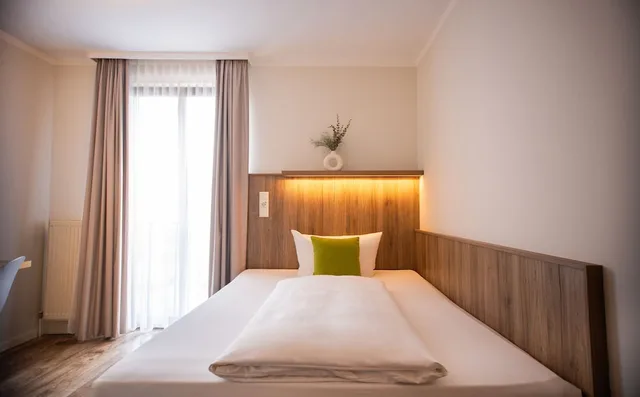 غرفة بسرير كوين، GOLDEN LEAF PERLACH ALLEE HOF 6/10