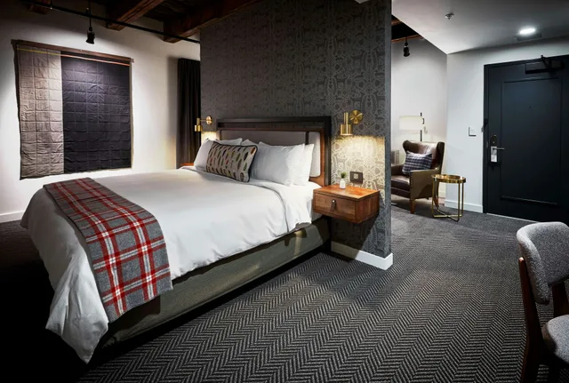 جناح، Hewing Hotel 1/5