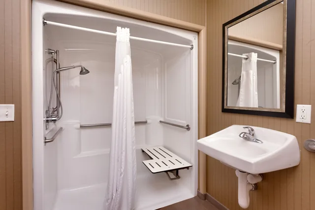 جناح بسرير كينج وسريرين كوين لذوي الإعاقة، Holiday Inn Express Hotel Suites Grand Junction 5/8