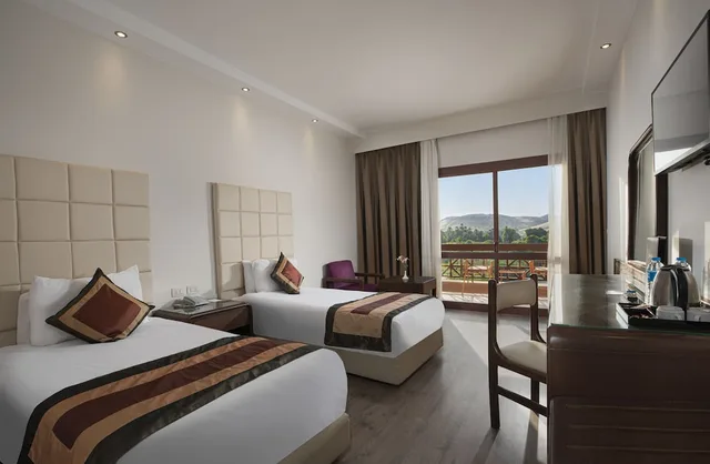 غرفة قياسية ثلاثية بسريرين منفصلين بإطلالة على الحديقة مع أريكة، Pyramisa Island Hotel Aswan 2/10