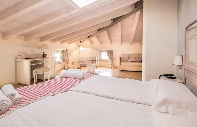 غرفة قياسية رباعية بسرير كوين بغرفة نوم واحدة مع أريكة، Hotel Villa Moron 2/4