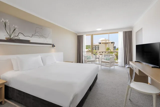 غرفة ديلوكس بسرير كينج بشرفة، Pacific Hotel Cairns 4/7