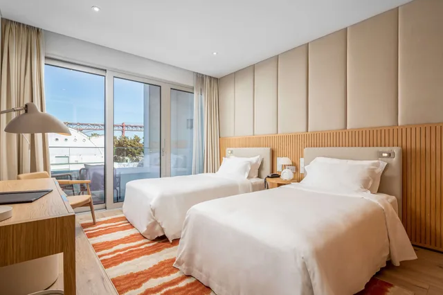 دوبلكس بسرير كوين وسريرين منفصلين بإطلالة على الفناء بغرفتي نوم، Hyatt Regency Lisbon 4/9