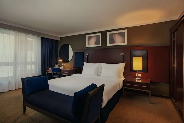 جناح تنفيذي بسرير كينج مع دخول الصالة، Radisson Blu Heliopolis 1/3