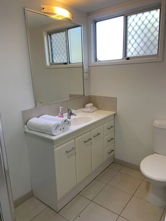 شقة سوبيريور بسرير كينج وسريرين منفصلين بإطلالة على المرسى بغرفتي نوم، Airlie Apartments 6/6