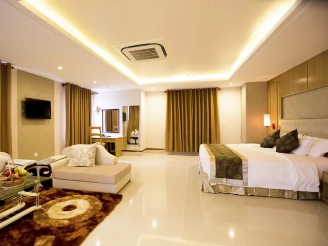 غرفة تُحدَّد عند الوصول، West Hotel 1/2