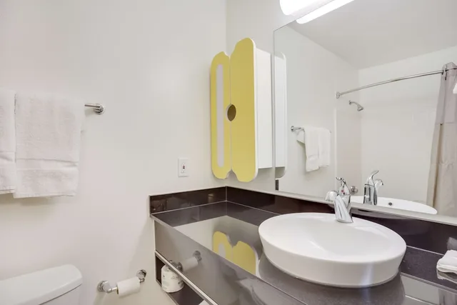 1 Queen Bed - Micfridge, Smoking، Studio6 Stafford, TX - Houston - Sugarland 5/6