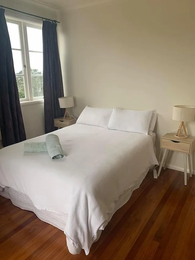 غرفة بسرير مزدوج بإطلالة على المرفأ بشرفة، Kiwi Heritage Homestay 1/1