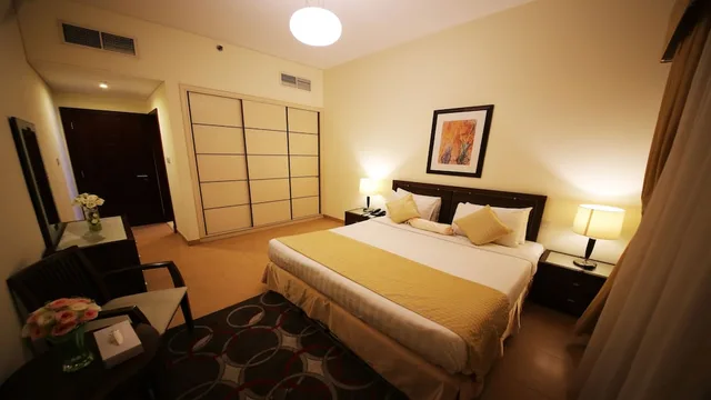 شقة بسرير كينج بغرفة نوم واحدة مع أريكة، Tulip Hotel Apartment Bur Dubai 1/10