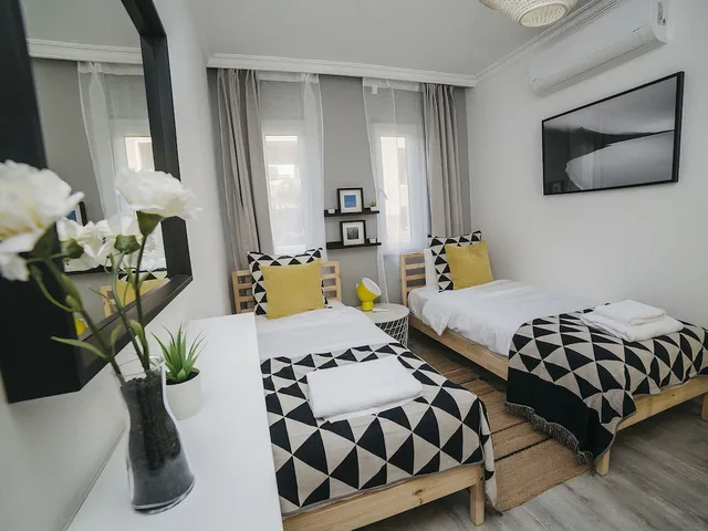 كوخ عائلي بسريرين منفصلين وسرير كوين بشرفة بغرفتي نوم مع أريكة، True Blue Boutique Hotel Kalkan 3/6