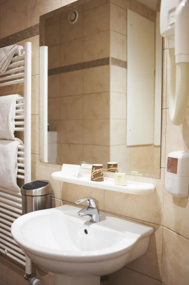 غرفة ثلاثية، Hôtel Duquesne 8/10