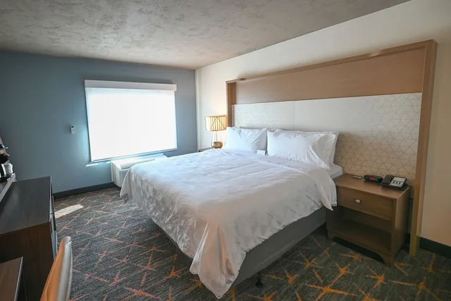 غرفة قياسية بسرير كينج لذوي الإعاقة، Holiday Inn Cleveland-Mayfield 5/6