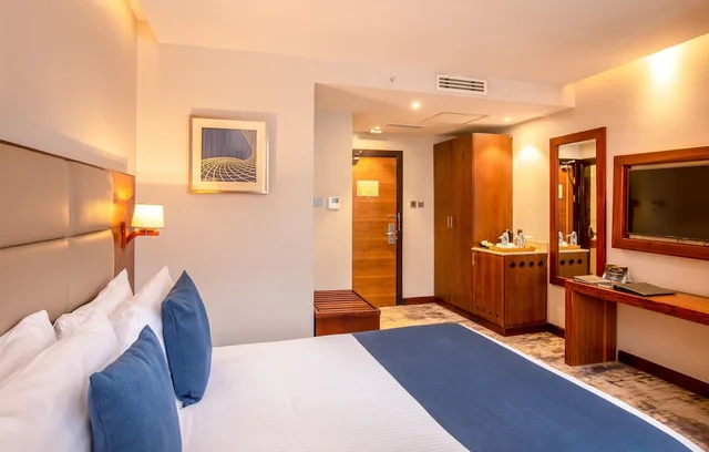 غرفة ديلوكس بسرير كوين بشرفة، Golden Tulip Canaan Kampala 3/10