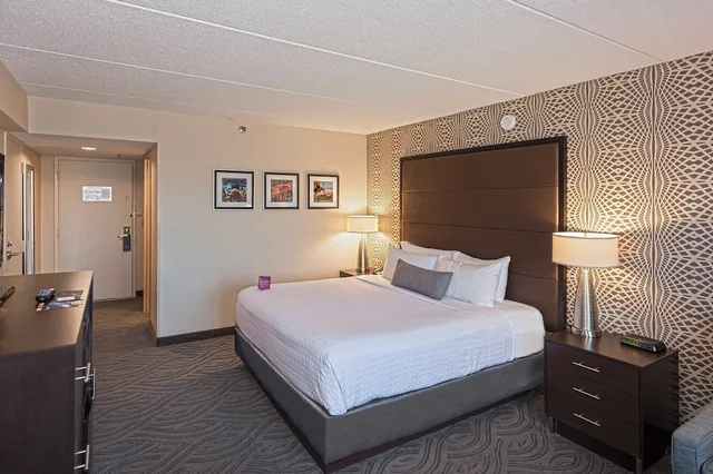 غرفة بريميوم بسرير كينج مع أريكة، Crowne Plaza Suites Msp Airport Mall Of America 3/4