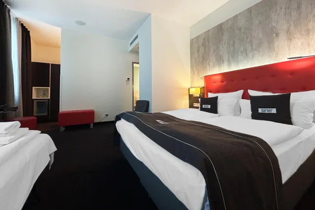 غرفة بسرير مزدوج بمطبخ صغير، Garner Berlin - Mitte, an IHG Hotel 1/5