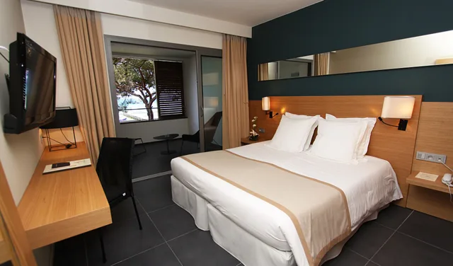 غرفة سوبيريور بسرير كوين بإطلالة على البحر، Hotel Moby Dick 1/2