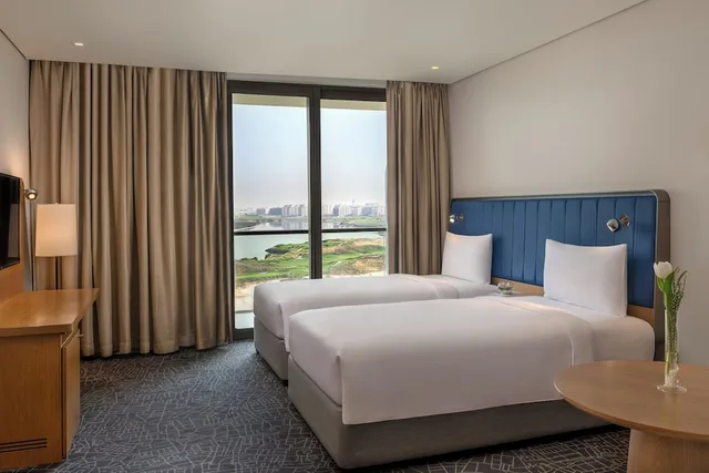 جناح بسرير كينج وسريرين منفصلين بإطلالة على البحر بشرفة بغرفتي نوم، Yas Plaza Bay by IHG 2/3