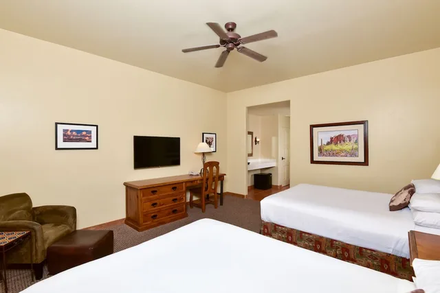غرفة ديلوكس بسريرين كوين، Lodge On The Desert 3/4