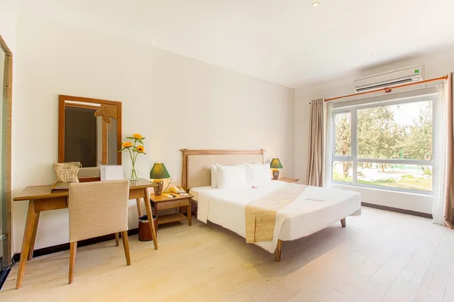 غرفة ديلوكس بسرير مزدوج بإطلالة على الحديقة بحوض استحمام، Sandy Beach Non Nuoc Resort Danang 1/6