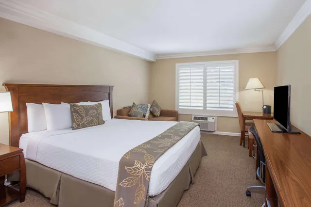 غرفة بريميير بسرير مزدوج، Days Inn by Wyndham San Diego Hotel Circle 1/1