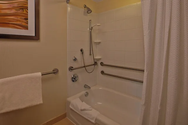 Room, Multiple Beds, Courtyard Providence Warwick 3/4