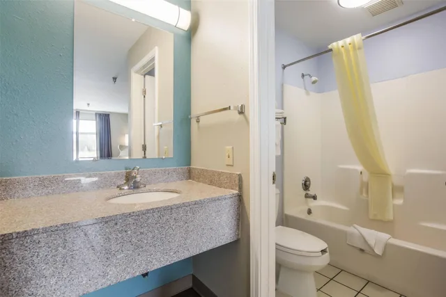 Room, 2 Queen Beds, Econo Lodge Inn & Suites Brooks - Louisville South 3/3
