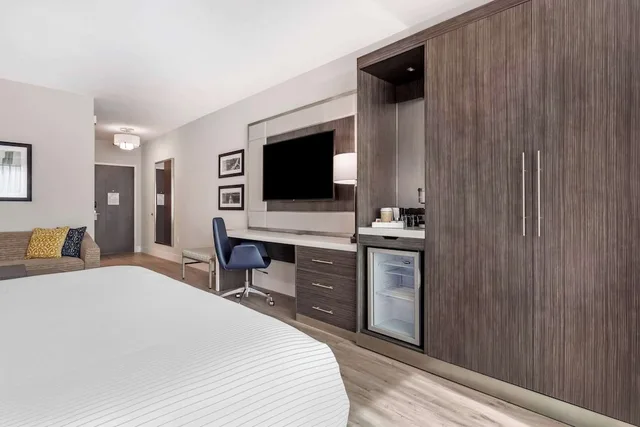 غرفة بسرير كينج مع أريكة لذوي الإعاقة، Cambria Hotel Austin Uptown near the Domain 2/8