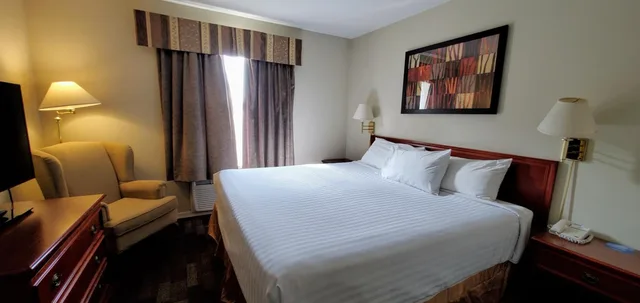 Deluxe, Suite, King Bed, Travelodge By Wyndham Stony Plain 4/8