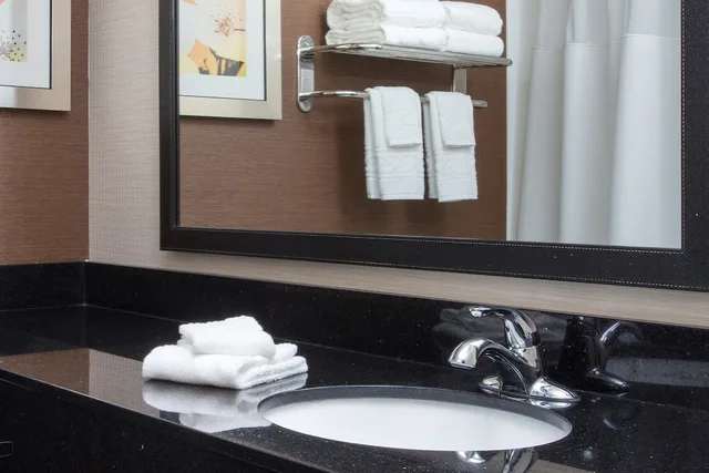 غرفة بسرير كينج لذوي الإعاقة، Fairfield Inn Suites Cheyenne 2/3