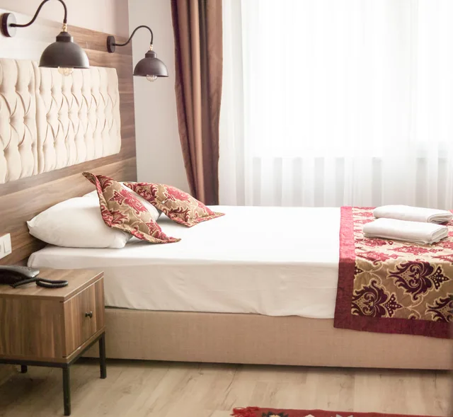 غرفة قياسية بسرير مزدوج، The Reina Hotel 2/4