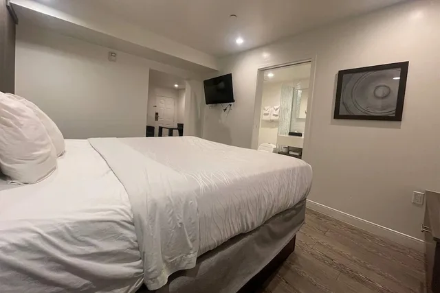 جناح ديلوكس بسرير كينج بغرفة نوم واحدة، Baymont Inn & Suites by Wyndham Tempe University/Phoenix 2/2