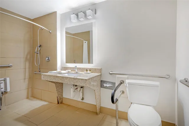 غرفة بسرير كينج مع أريكة، Best Western Plus McDonough Inn & Suites 7/8