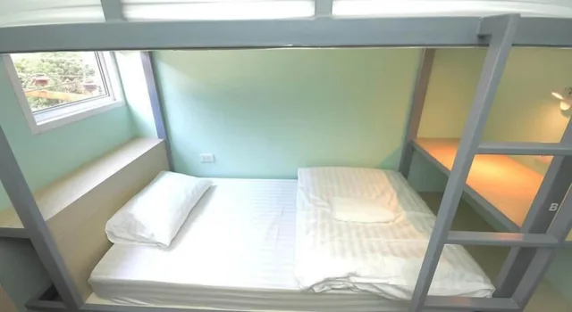 غرفة بسريرين منفصلين وسرير بطابقين بحمام مشترك، Good Day Hostel 2/8