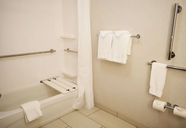 غرفة قياسية بسريرين كوين لذوي الإعاقة، Holiday Inn Express Grover Beach 5/5